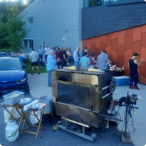 Méchoui en plein air pour un évènement d'entreprise au Québec, avec cuisson des viandes au feu de bois par Méchoui du Marquis