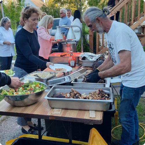 Buffet méchoui en plein air avec viandes grillées et accompagnements frais servis par Méchoui du Marquis lors d'un évènement au Québec