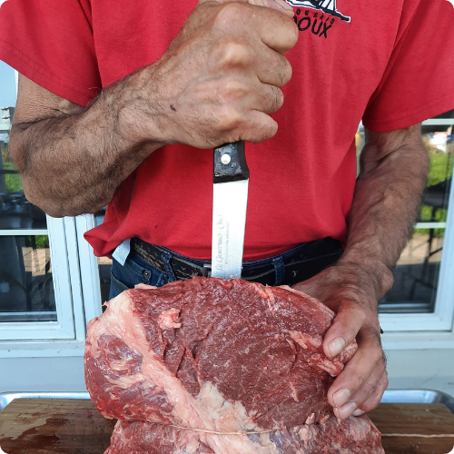 Préparation de viande de qualité pour méchoui au feu de bois par Méchoui du Marquis, traiteur spécialisé au Québec