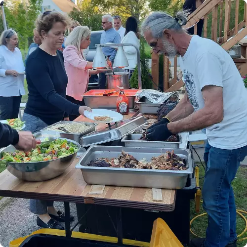Buffet méchoui en plein air servi par Méchoui du Marquis au Québec
