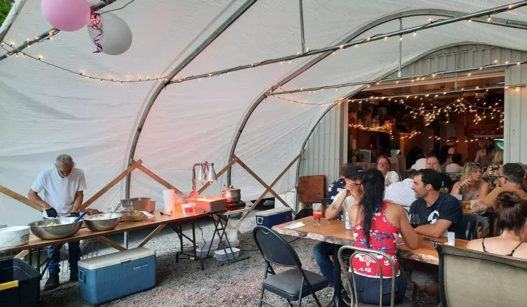 Party avec repas méchoui traditionnel organisé par Les Méchouis du Marquis