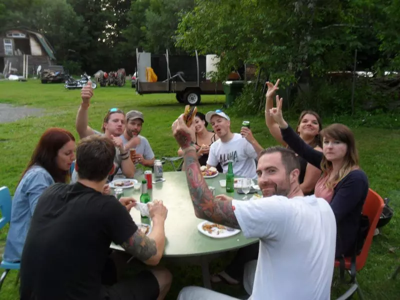 Party d'extérieur entre amis, repas préparé par le traiteur Les méchouis du Marquis