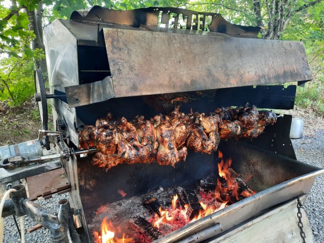 Rôtissoire de méchoui au feu de bois d'érable avec poulets grillés par Méchoui du Marquis, traiteur spécialisé au Québec pour évènements, mariages et fêtes en plein air